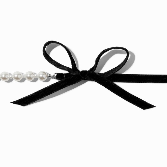 Claire's Black Velvet Bow and Faux Pearl Choker Necklace - Picture 1 of 6